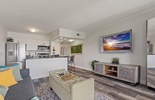 Tampa Apartment | 1 Bedroom, Sleeps 4, Waterfront Balcony, Full Kitchen, Pool, A.C., Smart TV