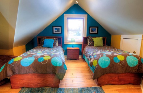 Friday Harbor Condo | 1 Bedroom, Sleeps 6 Steps From the Friday Harbor San Juan Island Ferry, Washington