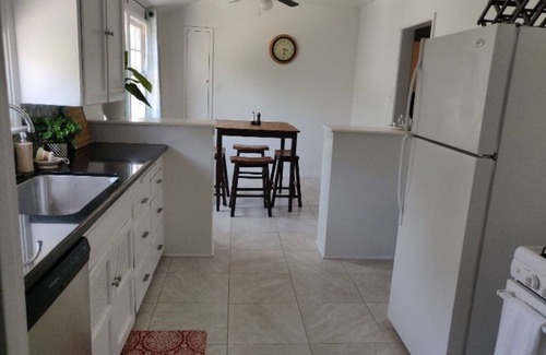 Oleander - Sunset Condo | 1 Bedroom Spacious Townhouse Midst of Downtown Bakersfield