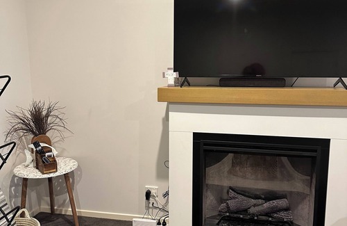 Cranbourne East Apartment | 1 bedroom studio apartment in Clyde North with WiFi