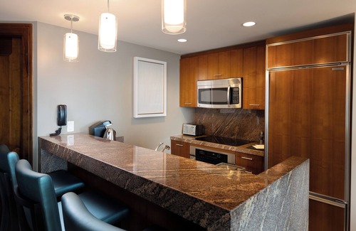 Paradise Island Resort | 1 Bedroom Suite Harbor View - 1 King bed - 974 Sq Ft - Max Occupancy: 4 Guests