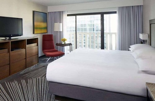 Peachtree Center Hotel | 1-Bedroom Suite at a 4⭐️ Hotel