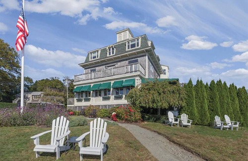 Jamestown Condo | 1 Bedroom Suite w/Kitchenette, Sleeps 4, 10 min from Newport, at Voyager Inn!