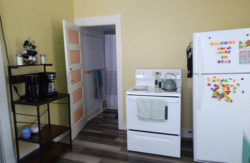 Old Brooklyn House | 1-bedroom vacation home 4 minutes from Cleveland Metroparks Zoo