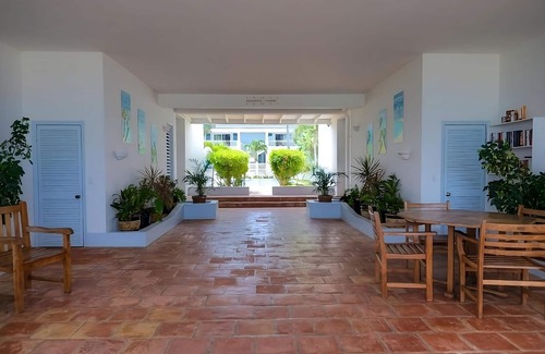 Shoal Bay House | 1 Bedroom with Full Kitchen! Direct Beach Access, Outdoor Pool, Spa, Parking!