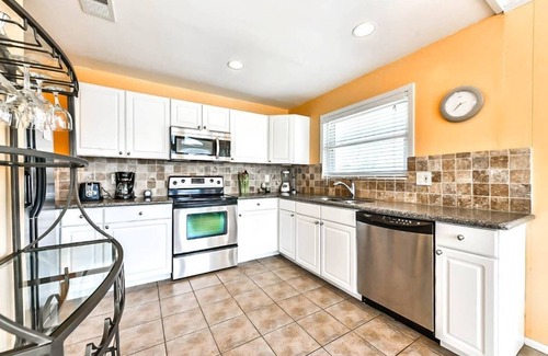 Pirates Beach House | 1 Block from beach-Gulf View! -Pet-Friendly
