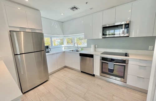 North Beach House | *1 Block From Beach* Private Hot Tub* Rooftop Terrace*