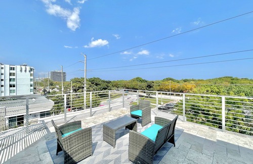 North Beach House | *1 Block From Beach* Private Hot Tub* Rooftop Terrace*