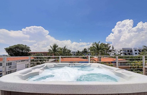 North Beach House | *1 Block From Beach* Private Hot Tub* Rooftop Terrace*