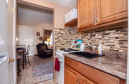 North End Condo | 1 BLOCK FROM THE BEACH/BOARDWALK! 1BR 1BATH-SLEEPS 6; PARKING, WIFI, BEACH TAGS