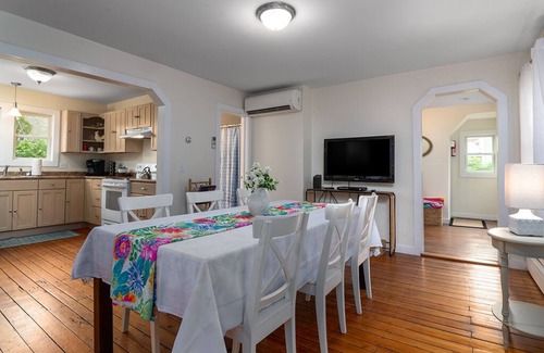 Narragansett Pier House | 1 Block-Ocean! AC, Narragansett Beach, 10 passes incl, walk-shops/restaurants!