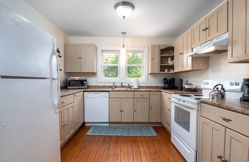 Narragansett Pier House | 1 Block-Ocean! AC, Narragansett Beach, 10 passes incl, walk-shops/restaurants!