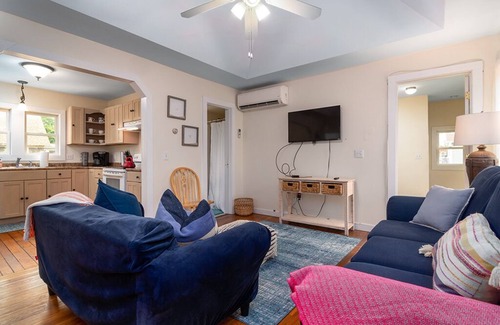 Narragansett Pier House | 1 Block-Ocean! AC, Narragansett Beach, 10 passes incl, walk-shops/restaurants!