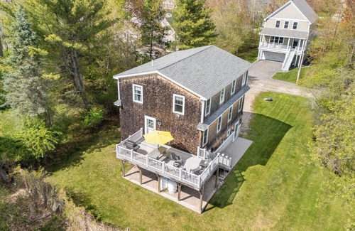 York Beach House | 1 Block to Beach -large deck overlooking beautiful yard - Cul-de-sac