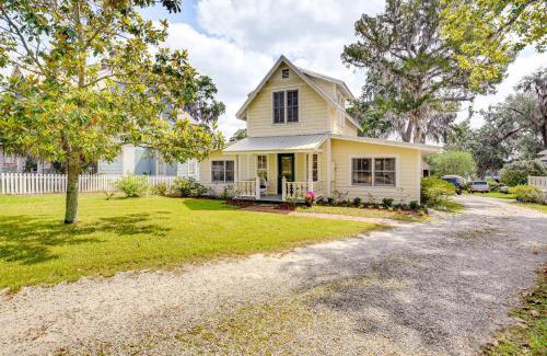 Crescent City House | 1 Block to Crescent Lake Charming Home with Porch!