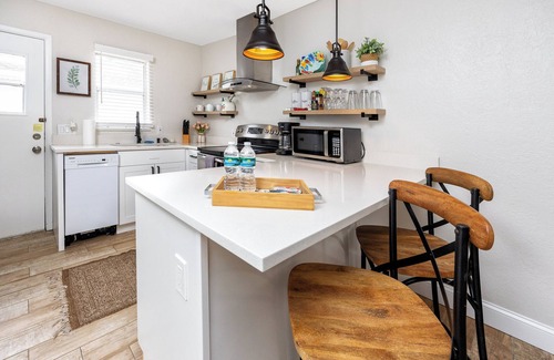 New Port Richey House | 1 block to dwnt/7min beach/king bed/Free parking