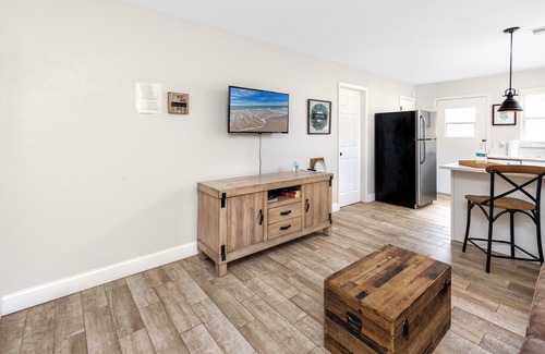 New Port Richey House | 1 block to dwnt/7min beach/king bed/Free parking