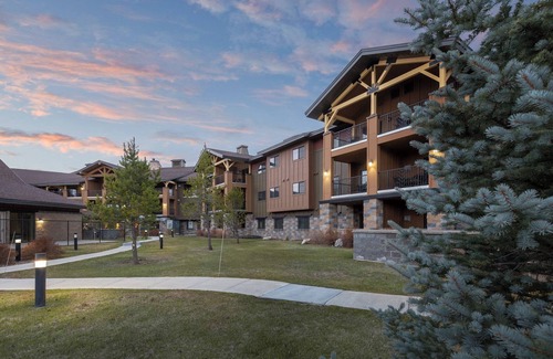 West Yellowstone Condo | 1 Block To Park Entrance, Large 1BDRM Resort Condo With Kitchen/Washer/Dryer