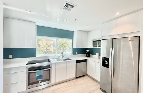 North Beach House | *1 Block to the Beach* Private Hot Tub* Rooftop Terrace*