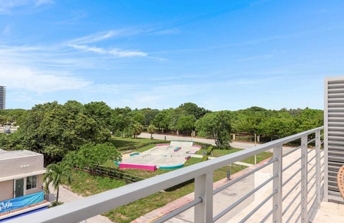 North Beach House | *1 Block to the Beach* Private Hot Tub* Rooftop Terrace*
