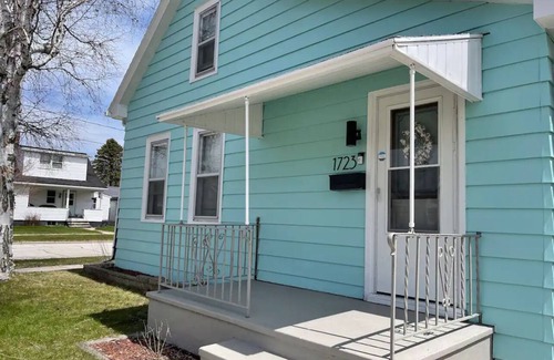 Two Rivers House | 1 Block to the Beach! Firepit, 2 Bikes, Sleeps 4