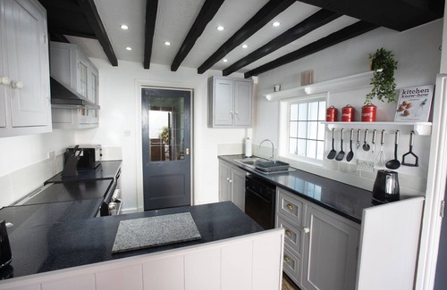 Llangollen House | 1 BODWEN VILLAS, pet friendly, with a garden in Llangollen