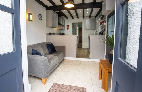 Llangollen House | 1 BODWEN VILLAS, pet friendly, with a garden in Llangollen