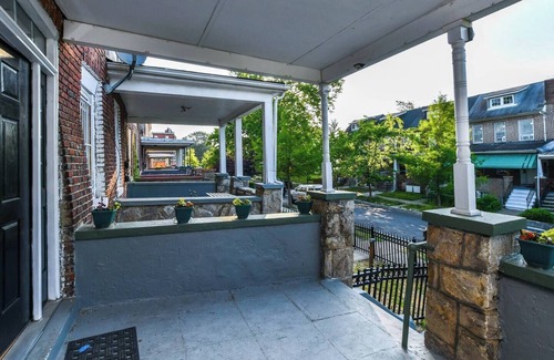 Parkview/Woodbrook Apartment | 1 BR apt, FREE WIFI & laundry, Baltimore Druid Hill Pk, Mondawmin Mall & Metro