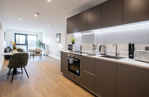 Leeds Apartment | 1 BR Flat Prime Spot Near Station, Shops & Culture