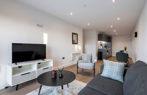 Leeds Apartment | 1 BR Flat Prime Spot Near Station, Shops & Culture