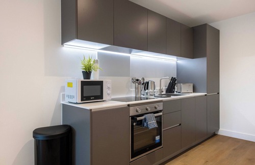 Leeds Apartment | 1 BR Flat Prime Spot Near Station, Shops & Culture
