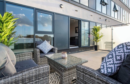 Leeds Apartment | 1 BR Flat Prime Spot Near Station, Shops & Culture