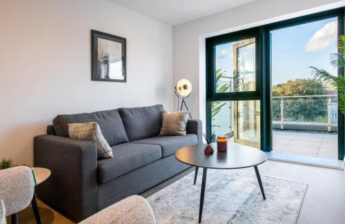 Leeds Apartment | 1 BR Flat Prime Spot Near Station, Shops & Culture