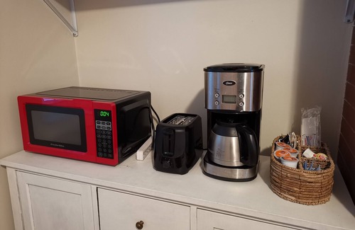 Framingham House | 1 BR unit, private entrance and bathroom, free parking, walk to FSU
