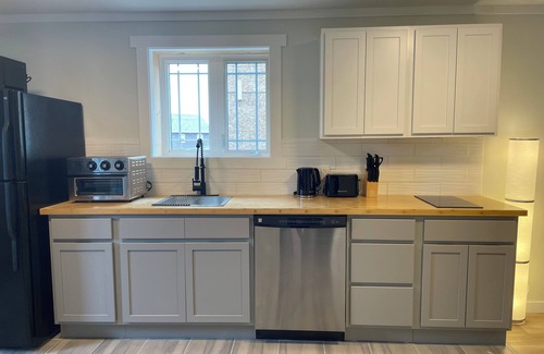 Terra Nova Apartment | 1 BRM suite w/kitchenette + hot tub + air conditioning- free off street parking
