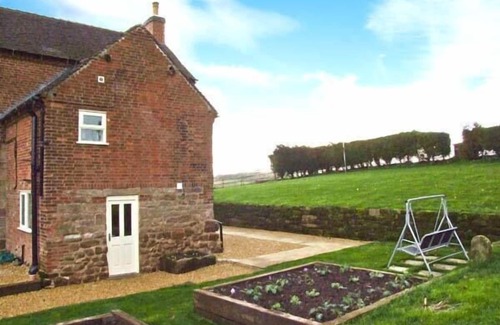 Calwich Cottage | 1 CABIN KNOLL, family friendly, luxury holiday cottage in Calwich