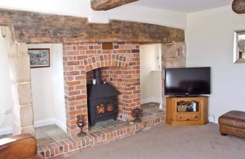 Calwich Cottage | 1 CABIN KNOLL, family friendly, luxury holiday cottage in Calwich