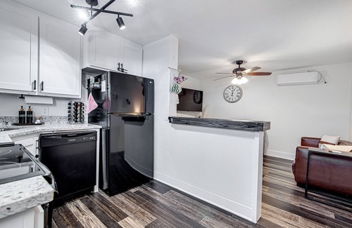 Burleson House | #1 Cottage in Old Town Burleson walk to entertainment & restaurants-Free parking