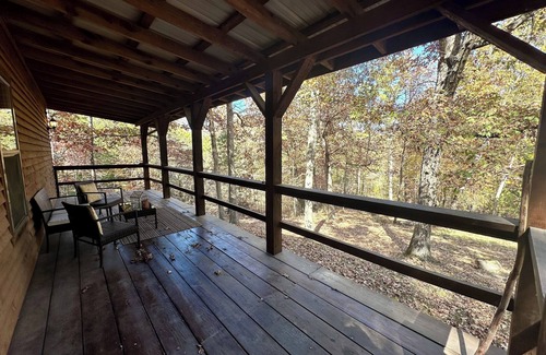 Eureka Springs Cabin | #1 - Cozy cabin in the Ozark Mountains, giant spa tub, romantic and peaceful!