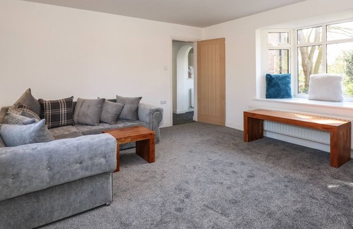 Boston Apartment | 1 FEVERFEW COTTAGE, pet friendly, with a garden in Boston