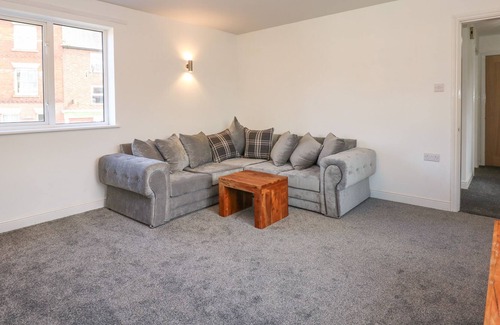 Boston Apartment | 1 FEVERFEW COTTAGE, pet friendly, with a garden in Boston