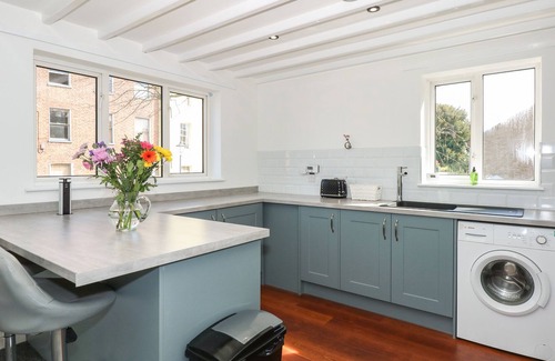 Boston Apartment | 1 FEVERFEW COTTAGE, pet friendly, with a garden in Boston