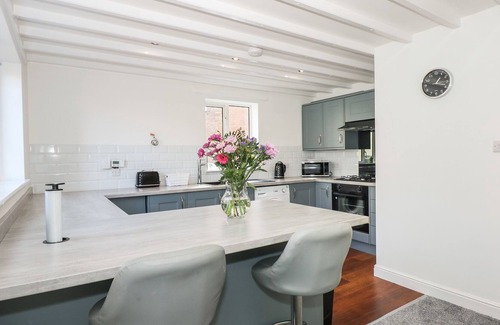 Boston Apartment | 1 FEVERFEW COTTAGE, pet friendly, with a garden in Boston