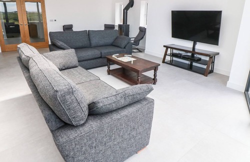 Dwyran Cottage | 1 GWEL Y GOEDWIG, family friendly, with open fire in Newborough