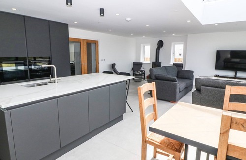 Dwyran Cottage | 1 GWEL Y GOEDWIG, family friendly, with open fire in Newborough