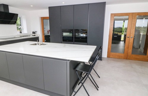 Dwyran Cottage | 1 GWEL Y GOEDWIG, family friendly, with open fire in Newborough