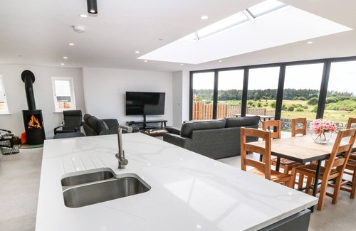 Dwyran Cottage | 1 GWEL Y GOEDWIG, family friendly, with open fire in Newborough