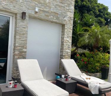 San Vicente del Raspeig House | 1 Habitación con baño privado frente a la piscina, máximo para 4 personas, No es la casa completa,1cama y 1 sofa-cama