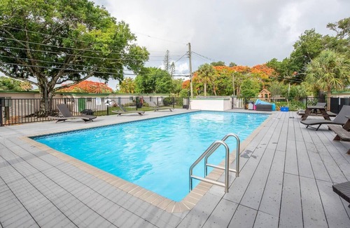 Edgewood Apartment | #1 Heated Salt-Water Pool (Shared)