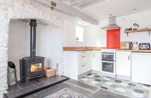Corwen Cottage | 1 HENDOM, character holiday cottage, with open fire in Llangollen